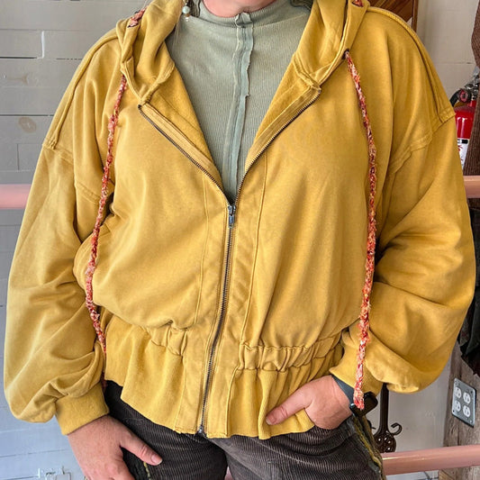 Chaqueta elegante con cremallera y capucha con volante en el bajo